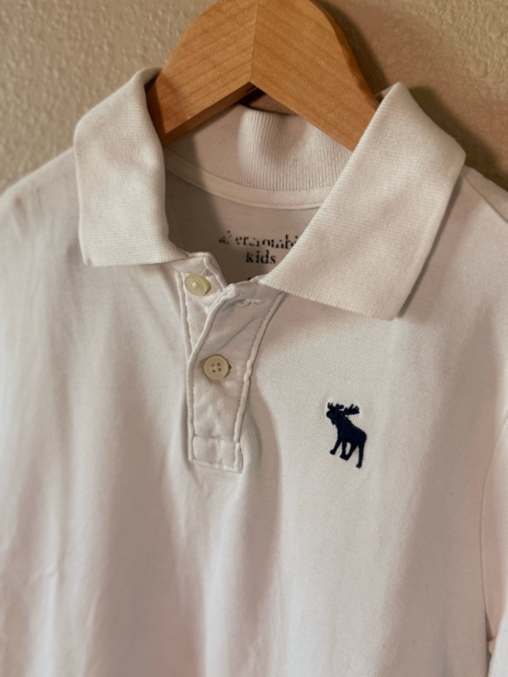 Abercrombie Kids Boys White Polo with Navy Moose Logo Size 9/10 - Picture 3 of 3